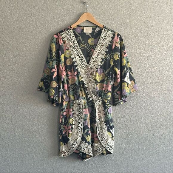 I.Madeline Lulus Romper Midnight Blooms Grey Floral Boho Lace Trim VNeck Medium - Picture 1 of 8